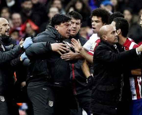 مساعد مدرب "أتلتيكو مدريد" يعتدي على الحكم والجهاز الإداري يتدخل!