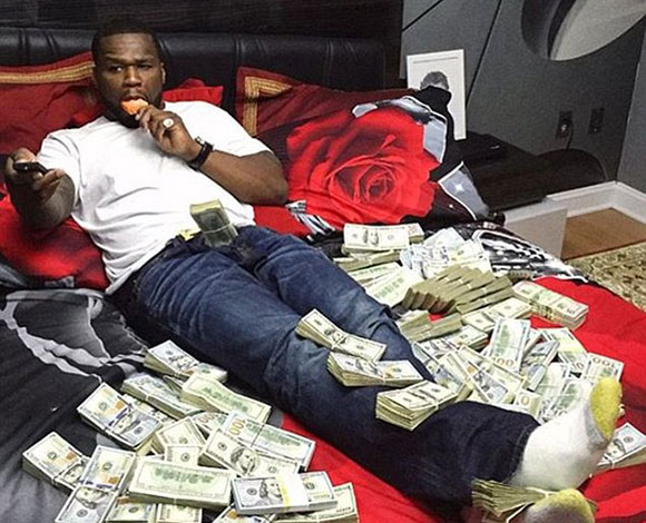 فيفتي سنت يسخر من القضاء بصور تُظهِر زيف مزاعم إفلاسه