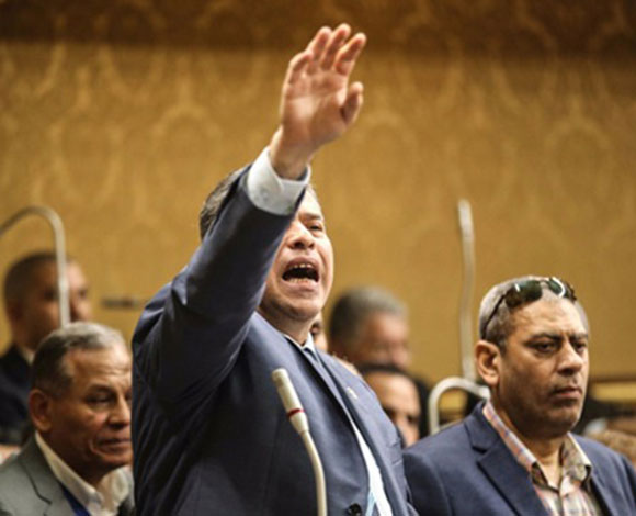 بالفيديو - نائب مصري سابق يحضر جلسة محكمة بزي باتمان وهذه النتيجة ...