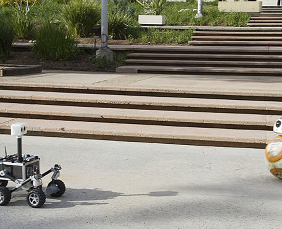 زيارة خاصة من روبوت BB-8 لمختبر الدفع النفاث في وكالة ناسا
