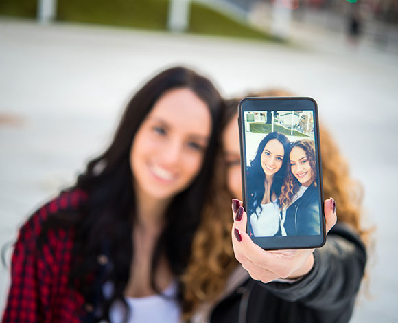 نجوم ونجمات أخفوا بعض العيوب في صور سيلفي لهم بالفوتوشوب