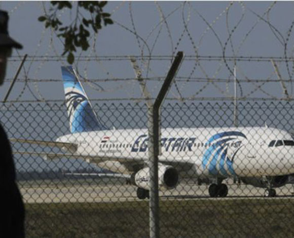 اختطاف طائرة ركاب مصرية .. والطائرة تهبط في قبرص