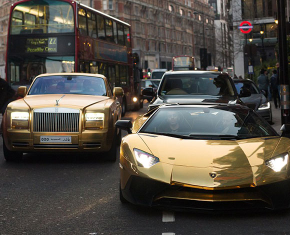 ثري سعودي يتباهى بنقل أسطول سياراته المذهبة إلى لندن