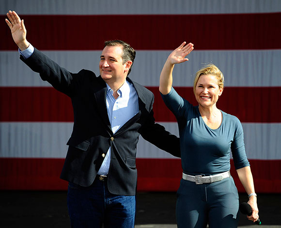 تيد كروز يضرب زوجته بمرفقه عن طريق الخطأ بعد خطابه التنازلي