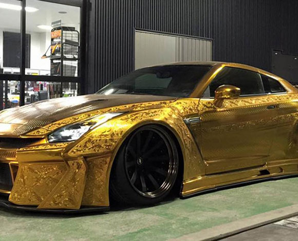 سيارة Nissan GTR مطلية بالذهب بمليون دولار تخطف الأنظار في دبي