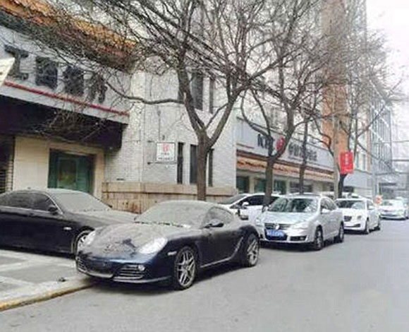 مالك سيارة بورش يتركها لأكثر من سيارة بهدف سد الطريق على سيارة بي إم