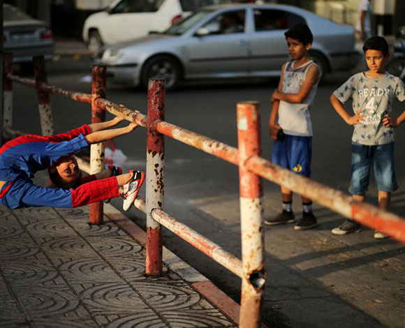 بالصور... صبي فلسطيني من غزّة يلقب "برجل العنكبوت" الأكثر مرونة في العالم