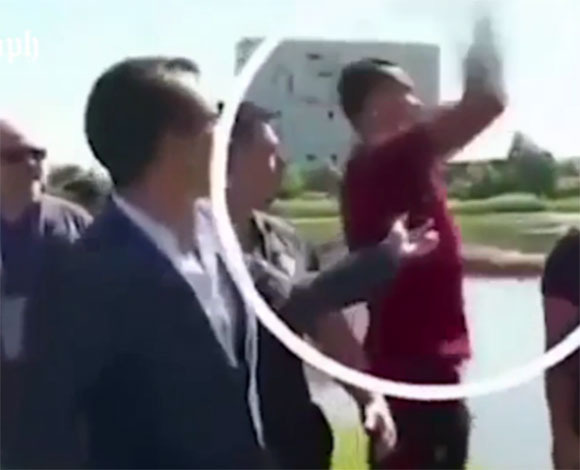 بالفيديو: رونالدو يرمي مذياع صحافي في الماء