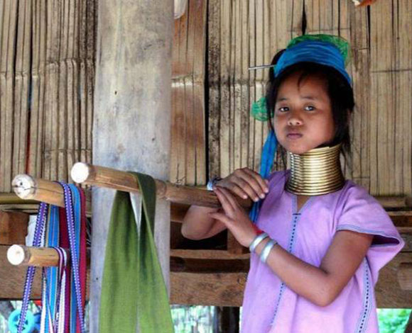 نساء تايلاند يتزيّن بالصولجان لتطول أعناقهن!