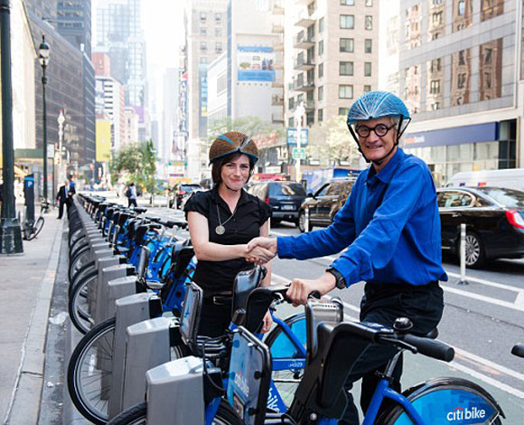 خوذة للدراجة مصنوعة من ورق مقابل 5 £ يفوز مخترعها بجائزة هندسية كبيرة