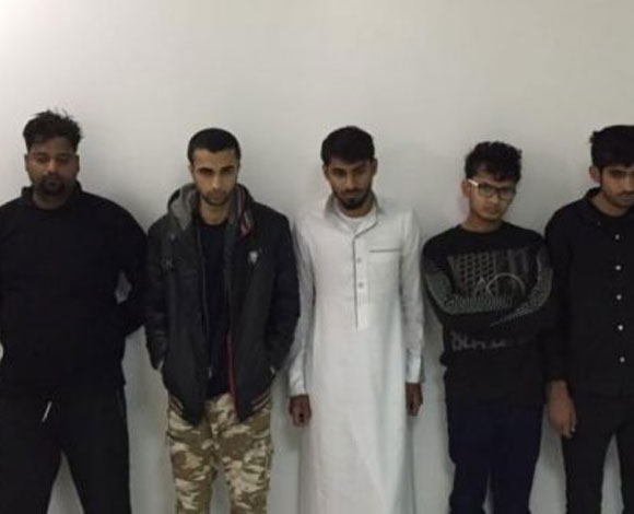 شرطة الرياض تلقي القبض على سبعة وافدين احترفوا سرقة أجزاء السيارات