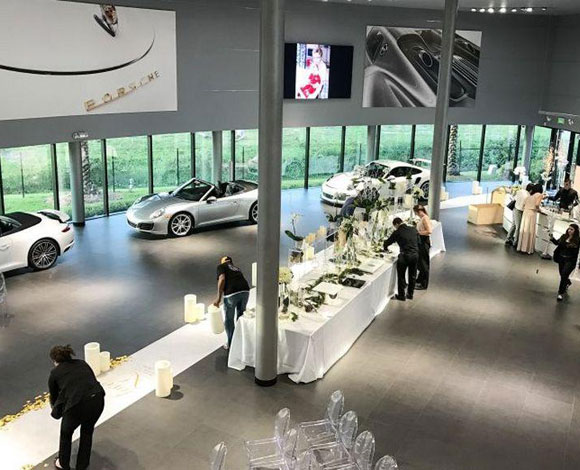 ثنائي يتزوّج في صالة عرض سيارات ألPorsche!