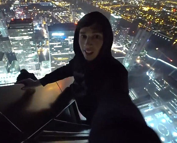 مغامرون يصعدون ناطحة سحاب في منطقة canary wharf في لندن