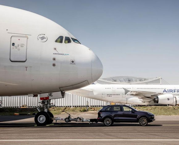 سيارة بورش Cayenne S Diesel تنجح في جر طائرة Airbus A380