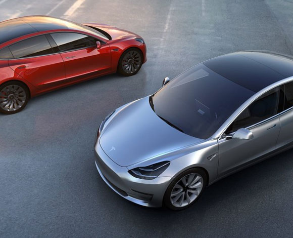 نظرة على سيارة تسلا model 3 المتوقع انتهائها في يوليو القادم