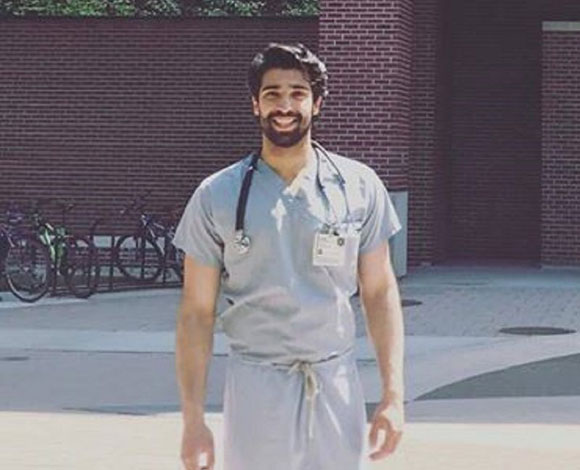 مواقع التواصل تشتعل بعد إعلان طبيب وسيم بحثه عن شريك للسكن