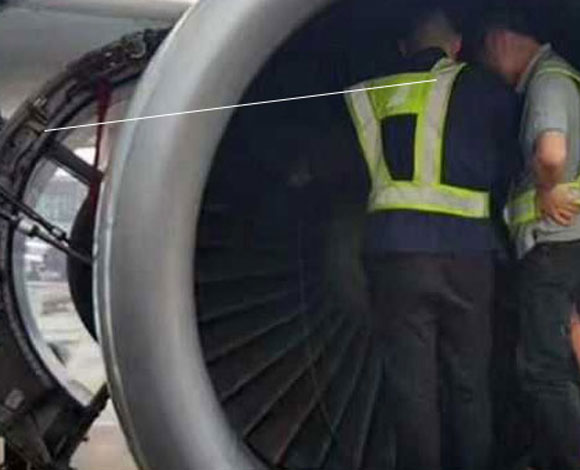 مسنة تتسبب في تأخير إقلاع طائرة بعد قذفها قطعا معدنية بمحركها