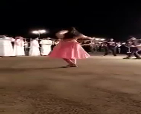 بالفيديو .. رقص فتاة عربية يوقف منظم الفاعلية ويغرمه 100 ألف ريال