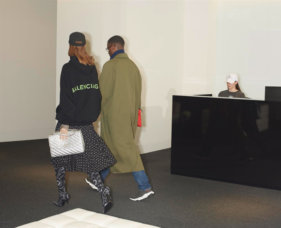 NET-A-PORTER و MR PORTERيُطلقان مجموعات كبسولية حصرية لعلامة BALENCIAGA