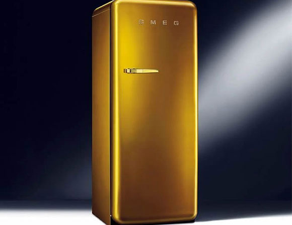 كريستال سواروفسكي يرصع ثلاجة Gold Retro بـ2800 دولار