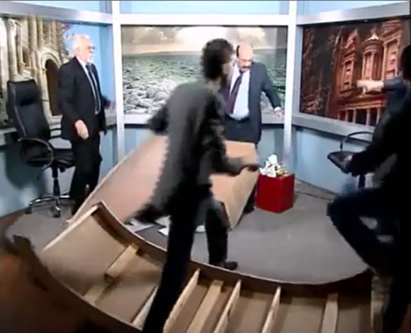 تحطيم استوديو خلال مشاجرة بين ضيفين على الهواء