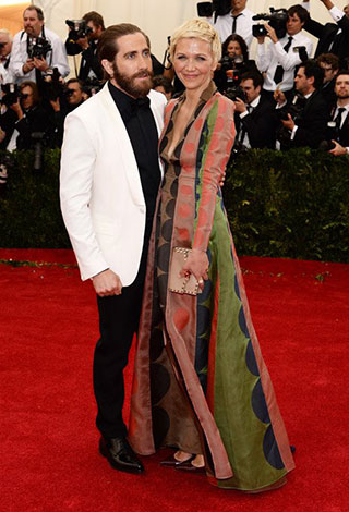 بالصور: جايك وماغي جيلينهال يلفتان الأنظار في حفل MET GALA  