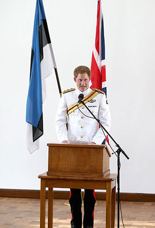 الأمير هاري يلفت الأنظار ببذلته الرسمية في أستونيا