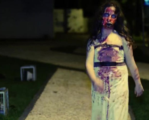 بالفيديو  والصور : طفلة ترعب المارة بوجهها المخيف 