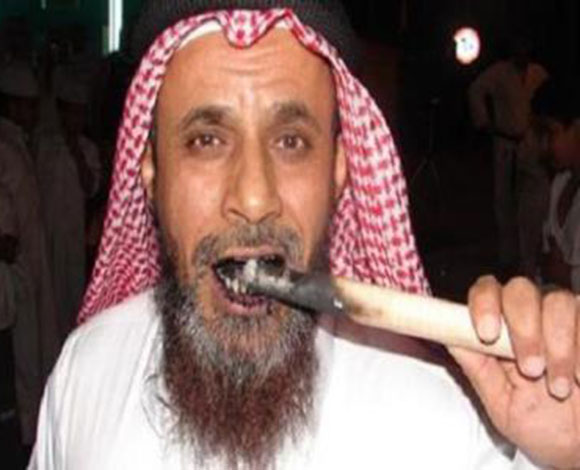 سعودي يأكل جمراً وزجاجاً وثعابين!