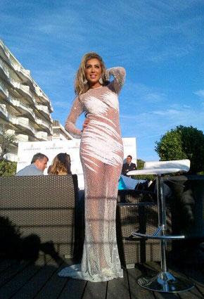رجال هوليوود يتنافسون على معانقة مايا دياب