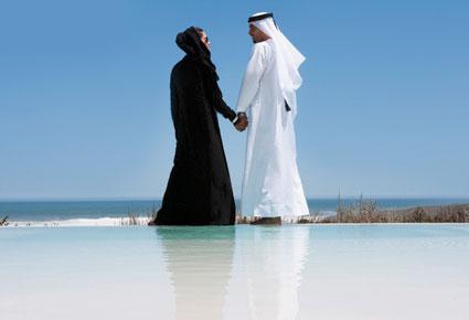 خليجيّ يبتّز خطيبته ويهدد بنشر صورها عارية 