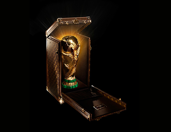 لويس فويتن تطور حقيبة أنيقة لحمل كأس مونديال البرازيل