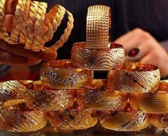 امرأة إيرانية تسرق إسوارتي ذهب بمهارة فائقة... بالفيديو