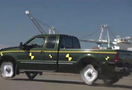 بدل الدواليب الدائرية ... سيارة تسير بعجلات مربعة الشكل