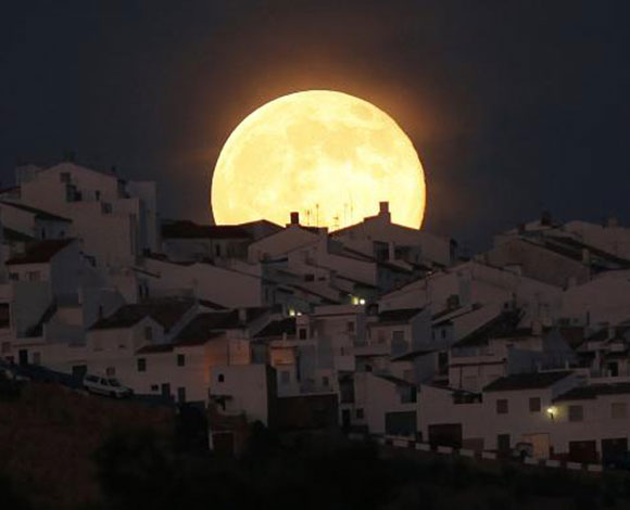 "Supermoon" الظاهرة القمرية الكاملة... بالصور