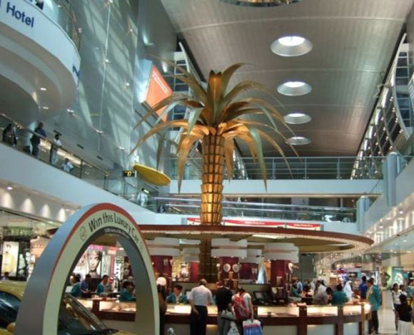 4 شبان يتركون أمهم في مطار دبي 