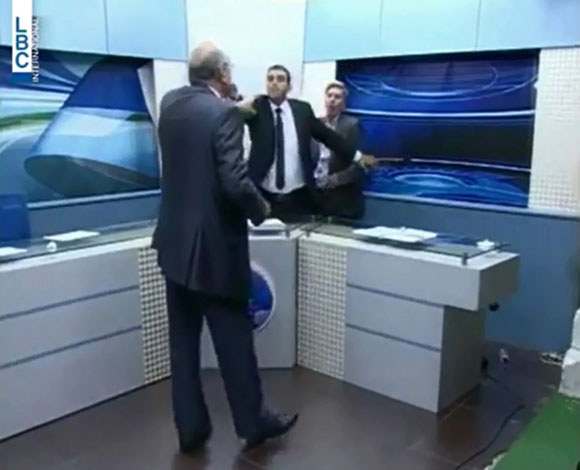 بالفيديو- تشابك بالأيدي مباشرة على الهواء