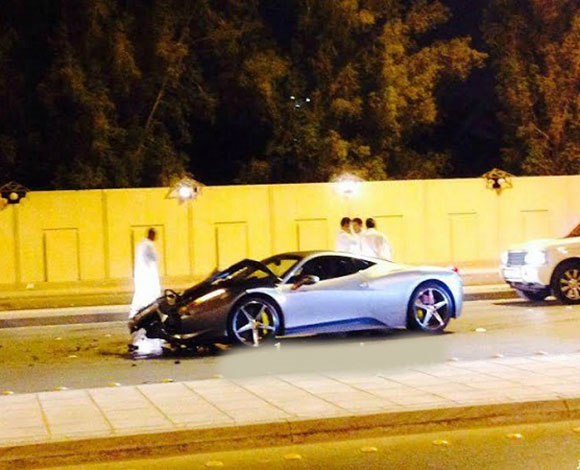 سيارة "فيراري 458" تتحطم أمام قصر أمير سعودي... بالفيديو
