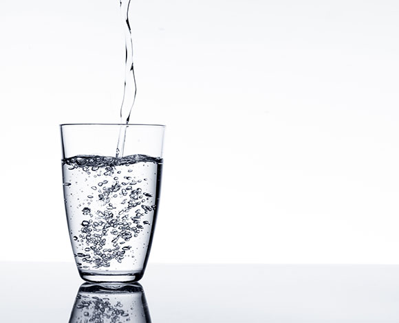 فوائد شرب الماء على معدة خاوية