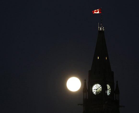 "Supermoon" ظاهرة القمر المثالي التي أبهرت العالم... بالصور