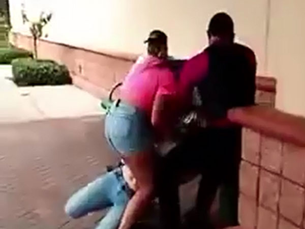 بالفيديو- شجار بين زوجة رجل عربي وعشيقته وسط الشارع