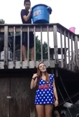 بالفيديو: أسوأ تحديات دلو الثلج Ice Bucket Challenge