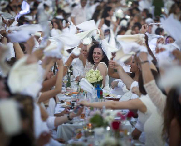 "Diner en Blanc" عشاء في الهواء الطلق في نيويورك باللباس الأبيض