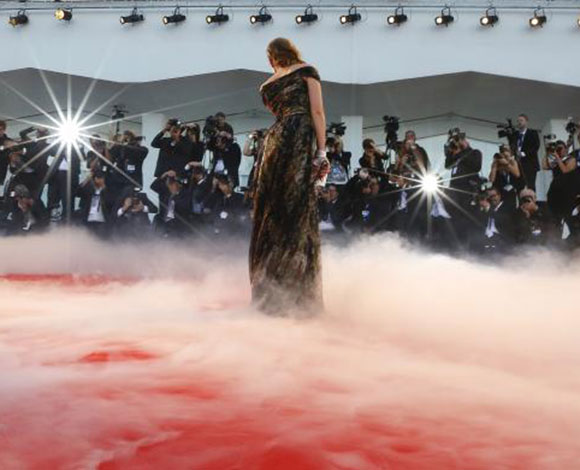 إطلالات براقة في مهرجان البندقية السينمائي 2014... بالصور