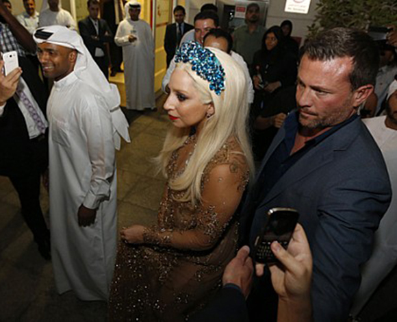 "Lady Gaga"  تصل الى دبي وحفل كبير مساء اليوم