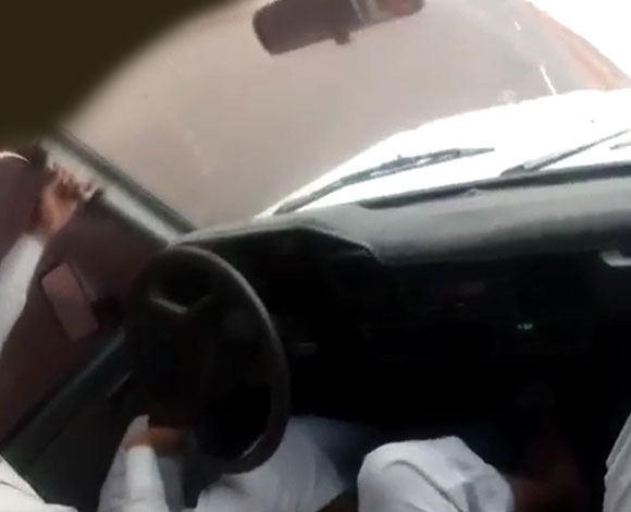 بالفيديو- تفحيط وترفيع بطريقة جنونية من خارج السيارة