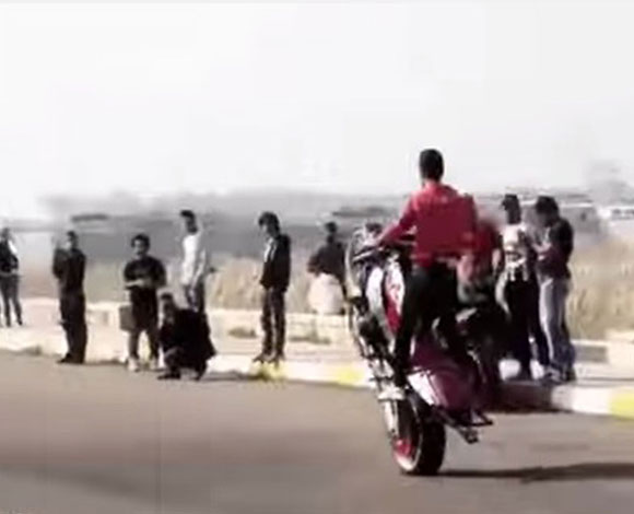 تفحيط دراجات نارية احترافي من شباب العراق... بالفيديو