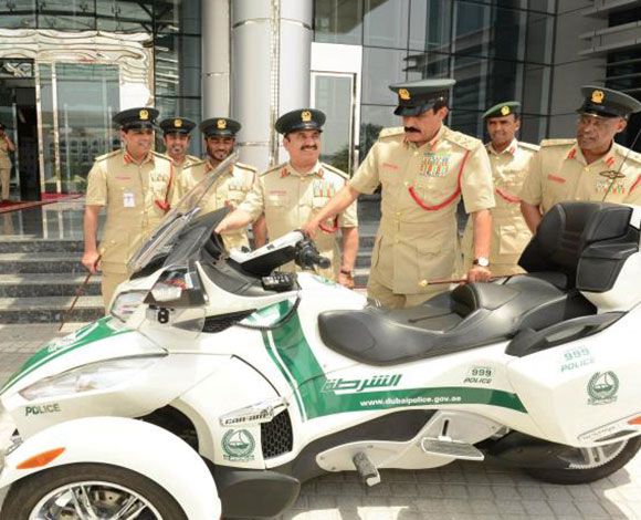 شرطة دبي تكشف عن أول دورية مرورية ذكية بالدراجات النارية