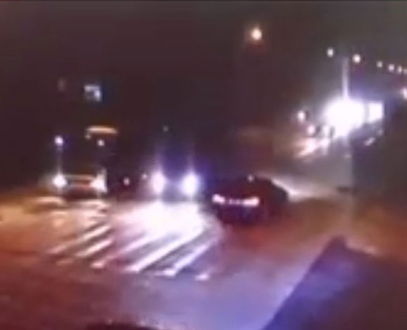 اغرب حادث سير في العالم: رجل دهسته 3 سيارات بأقل من دقيقة وبقي حياً... بالفيديو