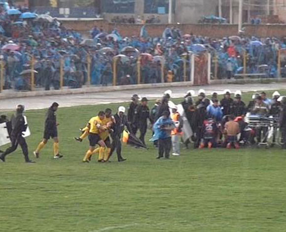 دخان يتصاعد من لاعب كرة قدم بعد ان ضربته صاعقة خلال مباراة... بالفيديو